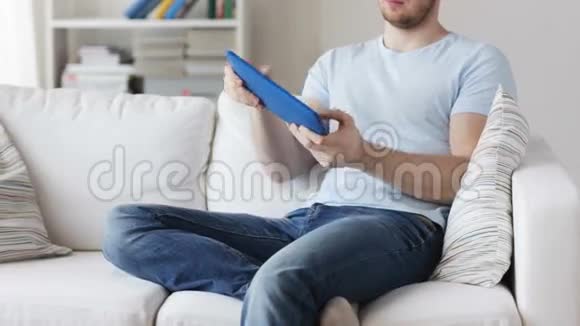 接近男人在家玩平板电脑游戏视频的预览图