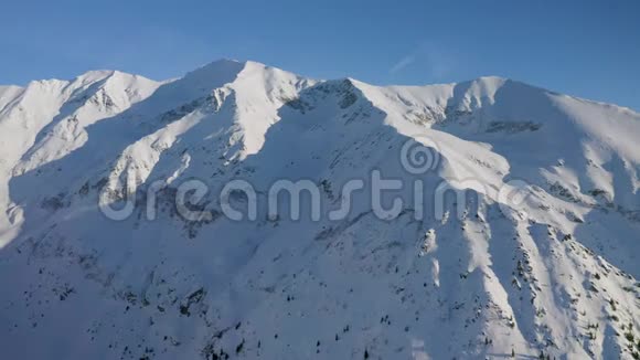 有雪山的空中无人机镜头视频的预览图