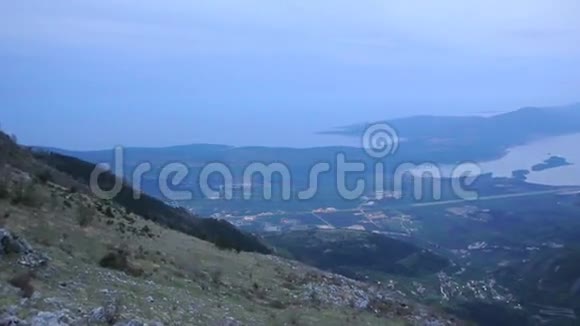 晚上去科托湾从Lovcen山向Kotor方向俯视视频的预览图