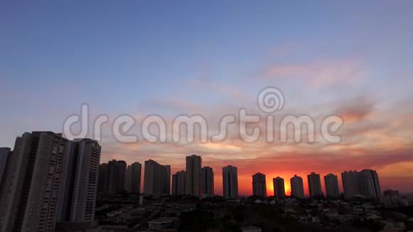 巴西圣保罗的里贝劳普雷托市若奥菲乌萨大道日落区视频的预览图