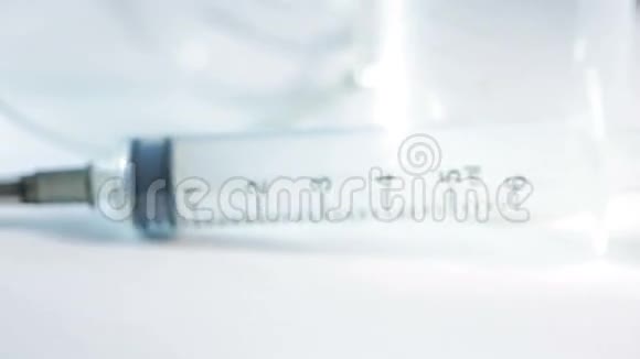 医学测试工具包注射器眼镜和罐子视频的预览图