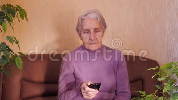 有电话的老年妇女视频的预览图