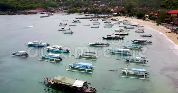 美丽的观海港与渔船4k视频渔村视频的预览图