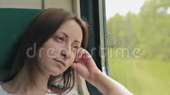 一位年轻女子望着火车的窗外视频的预览图
