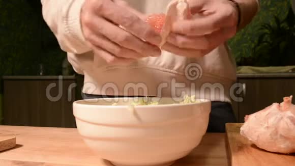 家厨房里的一个女孩用特写的手清洁和切碎葡萄柚做素食沙拉健康的家庭烹饪视频的预览图