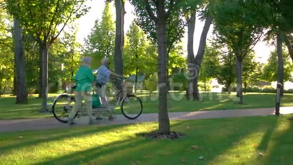 一对骑着自行车走路的人视频的预览图