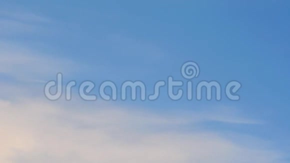 蓝天飞机的慢运动视频的预览图