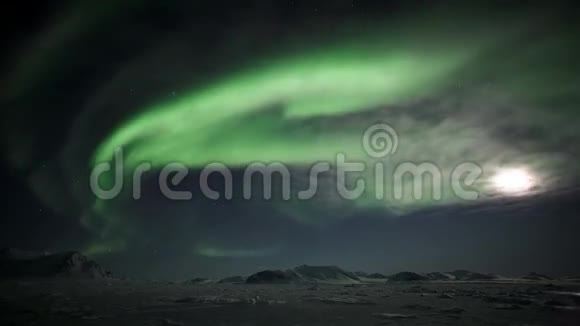 北极冰封的峡湾上空的北极光视频的预览图