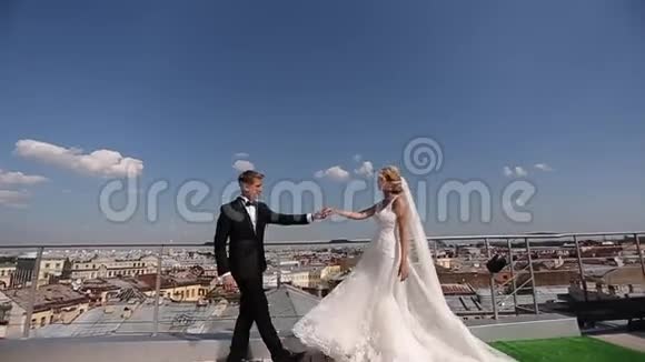 新郎新娘在屋顶视频的预览图