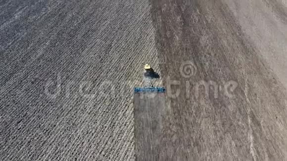 拖拉机在田里耙土播种视频的预览图