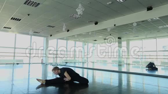 舞者在健身房做腿部伸展运动视频的预览图