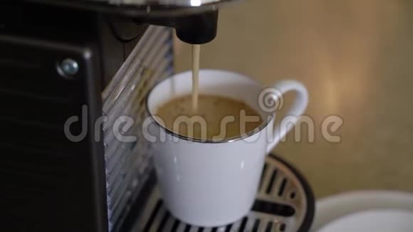 早上喝杯咖啡家庭早餐视频的预览图