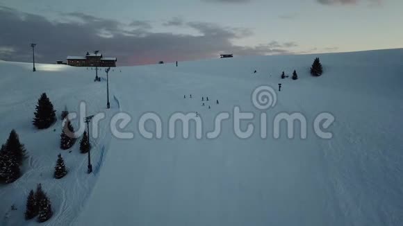 滑雪者在斜坡上的无人机空中视野在蒙特波拉滑雪胜地夜间滑雪视频的预览图