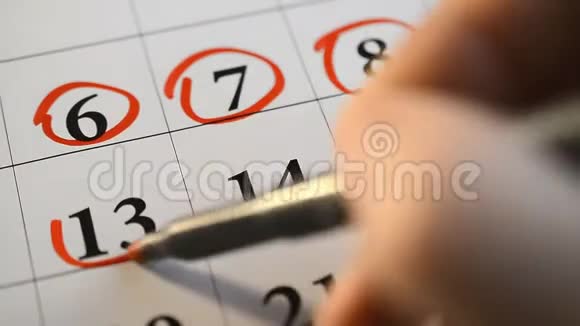 用红色标记在日历上签一天视频的预览图
