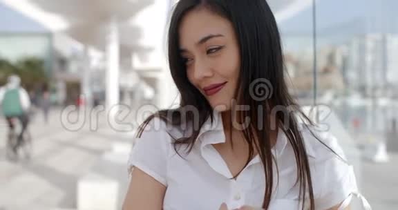穿白色夏装的漂亮年轻女子视频的预览图