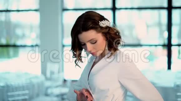 一个穿婚纱的漂亮女孩的肖像视频的预览图