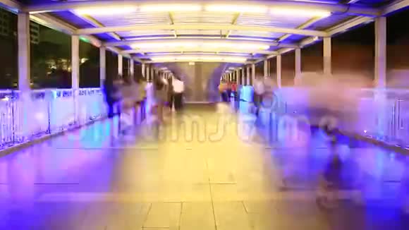 在城市行走的人时间流逝放大视频的预览图