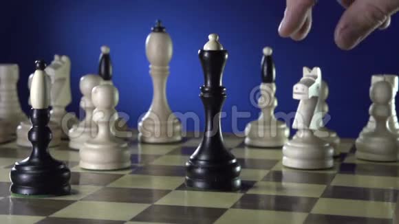 白棋手用棋子打倒黑王视频的预览图