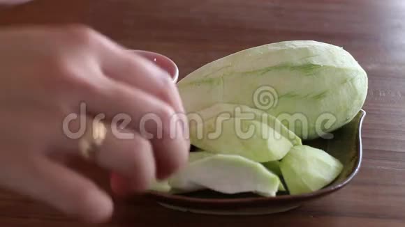吃青芒酱的女人视频的预览图