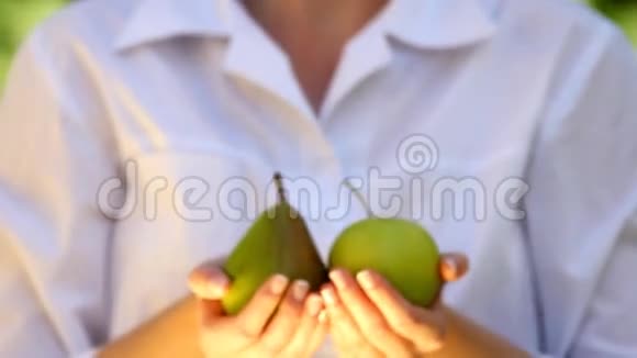 拿水果的女人视频的预览图