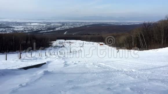 滑雪者滑雪下山的时间流逝视频的预览图