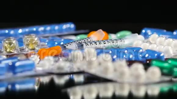一些不同的避孕药和两种视频的预览图