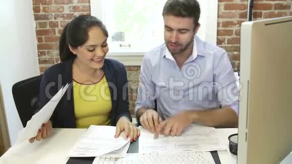 两位商务人士在设计工作室会面视频的预览图
