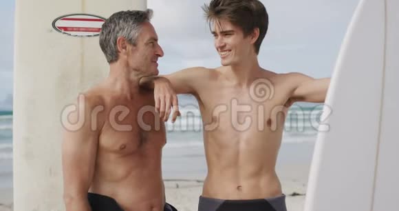 父亲和年幼的儿子一起享受户外活动视频的预览图