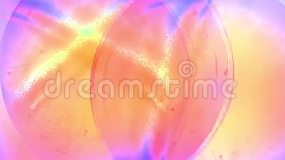 动感旋转软半透明玻璃抽象画彩虹无缝环背面动画新品质艺术视频的预览图