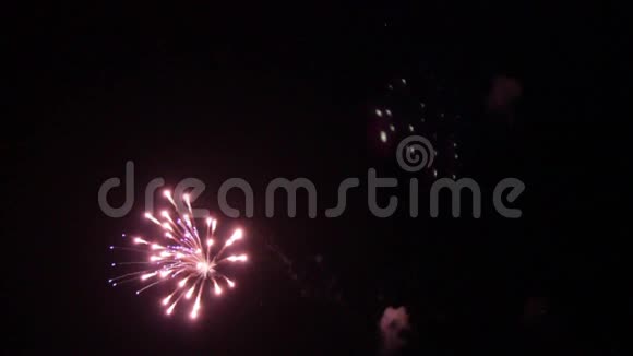 五颜六色的烟花在黑暗的天空中爆炸视频的预览图