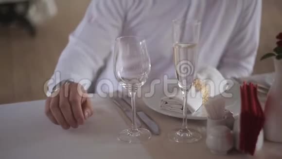一对漂亮的夫妇在咖啡馆里品尝视频的预览图