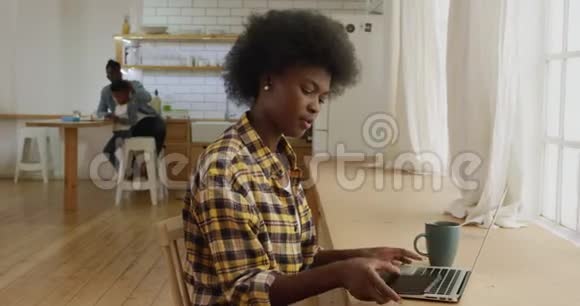 家里用智能手机和笔记本电脑的女人视频的预览图