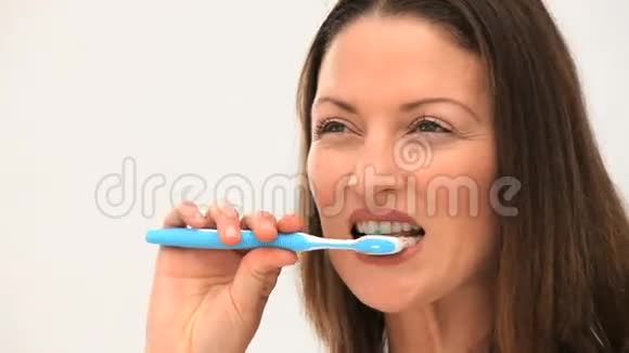 女人刷牙视频的预览图