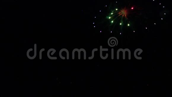 五颜六色的烟花在黑暗的天空中爆炸视频的预览图