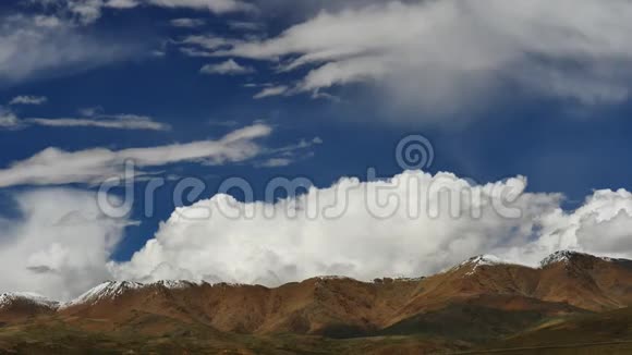 喜马拉雅山上白雪皑皑的山峰和蓝天视频的预览图