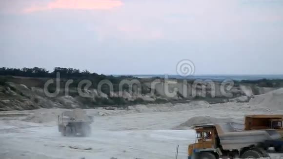 挖掘机在采石场装载一块卡车岩石视频的预览图