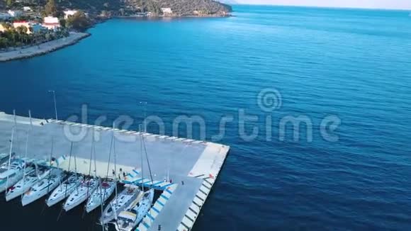 帆船在爱琴海的希腊岛屿团体中参加了2018年第20届埃拉达秋季帆船比赛视频的预览图