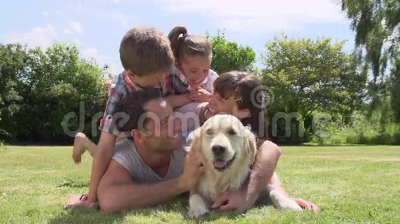 带宠物狗在花园里放松家庭视频的预览图