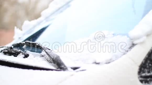 汽车刷干净的玻璃从雪视频的预览图