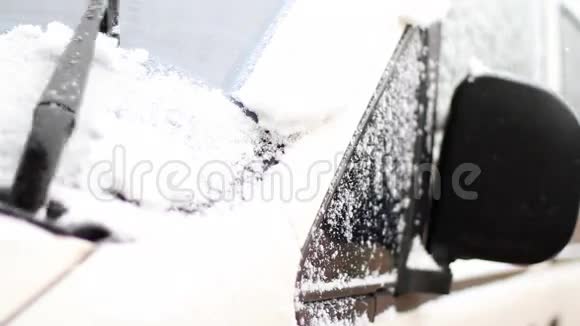 汽车刷干净的玻璃从雪视频的预览图
