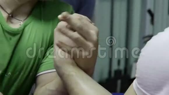 在健身房练习手臂摔跤的男人视频的预览图