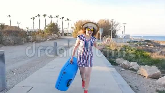 快乐的女人带着手提箱跑着度假视频的预览图