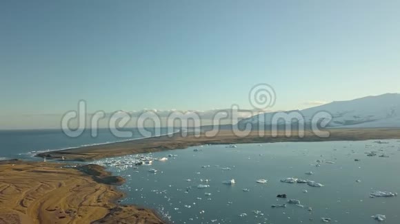 冰岛冰湖鸟瞰视频的预览图
