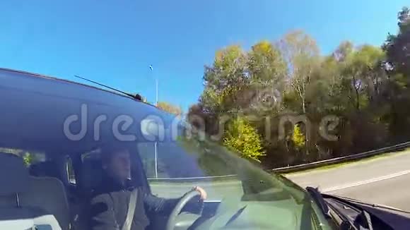 开着车摄像头对准司机穿过挡风玻璃视频的预览图