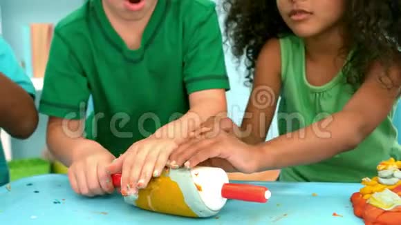 孩子们一起在桌子上做粘土模型视频的预览图
