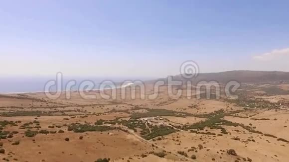 从塔里法地区的飞行无人机空中俯瞰视频的预览图