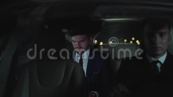 男人晚上开车带着笔记本电脑视频的预览图