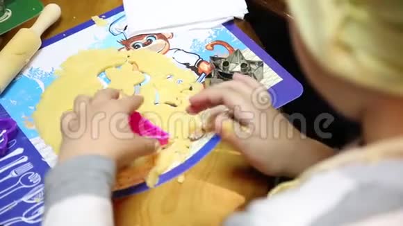 孩子们用自己的形式做饼干视频的预览图