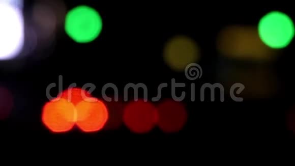 夜晚的交通灯失去了焦点视频的预览图