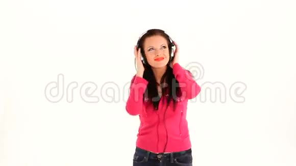 快乐的年轻女子聆听音乐视频的预览图